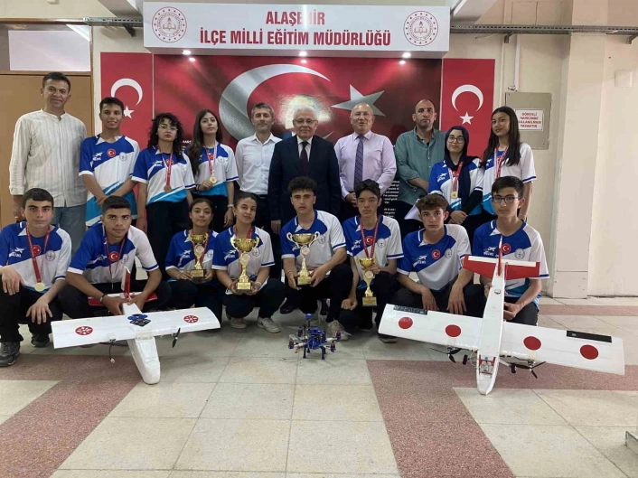 Alaşehir Anadolu İmam Hatip Lisesinden hava sporlarında büyük başarı

