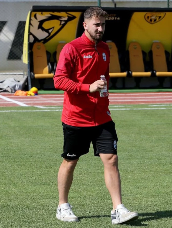 Aliağa FKda Mertcan Açıkgöz ve Göktuğ Yılmaz imzayı attı
