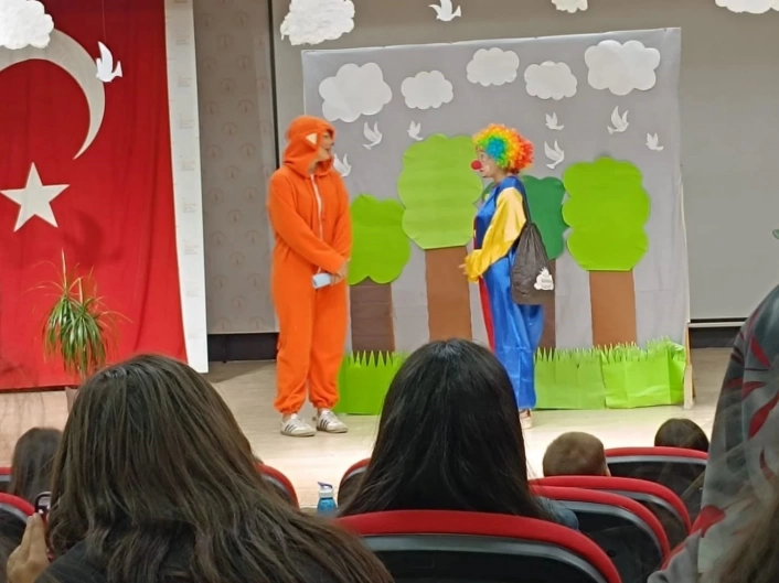 Altıntaşta çocuk tiyatrosu miniklerle buluştu
