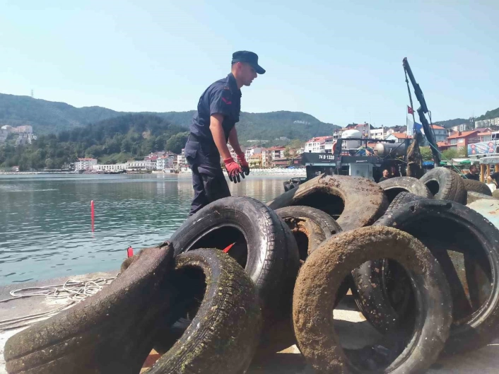 Amasrada dalgıçlar limandaki çöpleri temizledi
