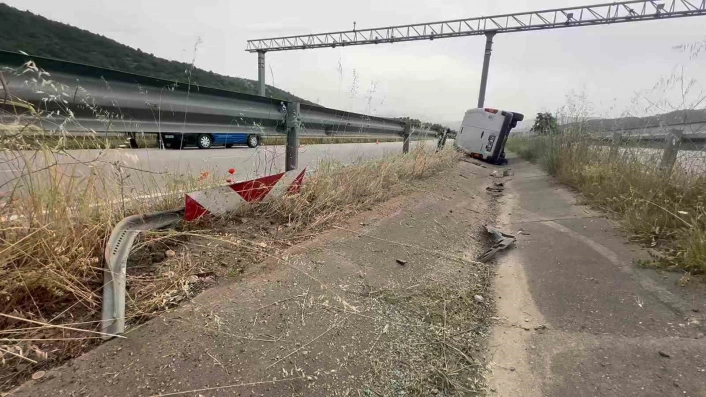 Amasyada hafif ticari araç refüjdeki su kanalına uçtu: 2 yaralı
