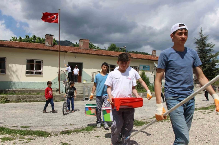 Amasyada köy okulunu liselilerin tamir takımı boyadı
