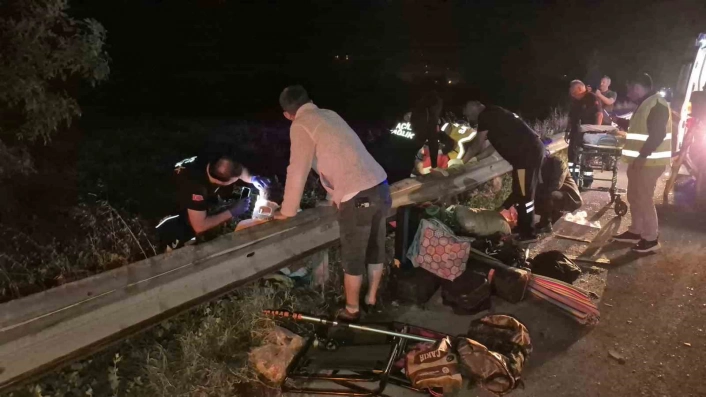 Anadolu Otoyolunda feci kaza... Tır, minibüse arkadan çarptı: 7 yaralı
