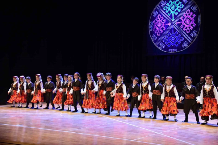 Anadolu Üniversitesinden Çocuk Halk Dansları Topluluğu gösterisi
