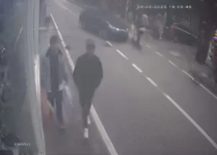 Ani dönüş yapan otomobil scooter sürücüsüne böyle çarptı
