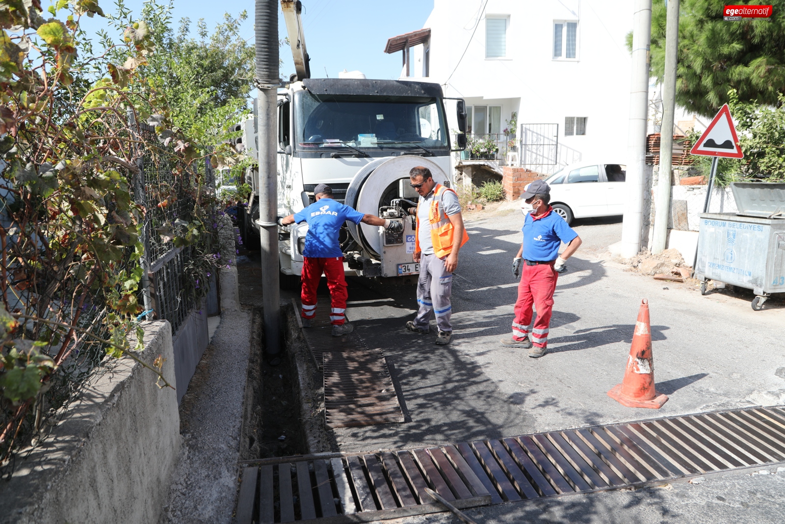 Ani yağışlara karşı menfez ve mazgallar temizlendi