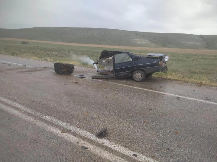 Ankarada karşı yönlerde seyreden tırla otomobil çarpıştı: 1 ölü
