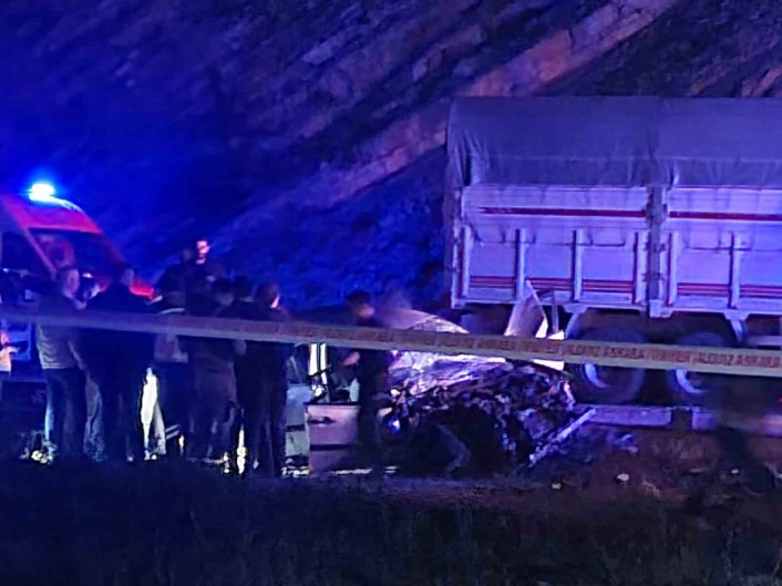 Ankarada otomobil ile kamyon kafa kafaya çarpıştı: 1 ölü, 4 yaralı
