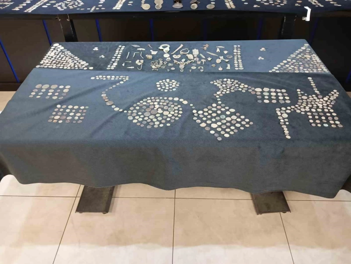 Ankarada tarihi eser operasyonu: Eski dönemlere ait çok sayıda sikke ve eşya ele geçirildi
