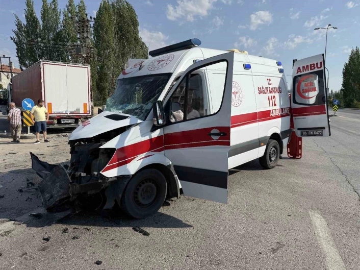 Ankarada tır ile ambulans çarpıştı: 5 yaralı

