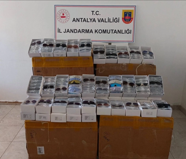 Antalya Gaziapaşada 15 bin adet kaçak güneş gözlüğü ele geçirildi
