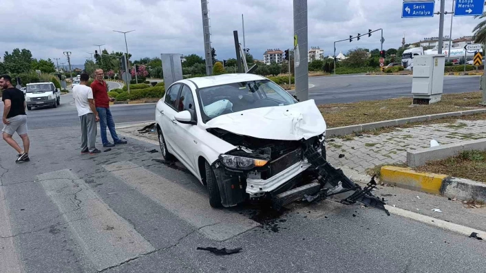Antalyada çarpışan araçlar hurdaya döndü: 1 yaralı
