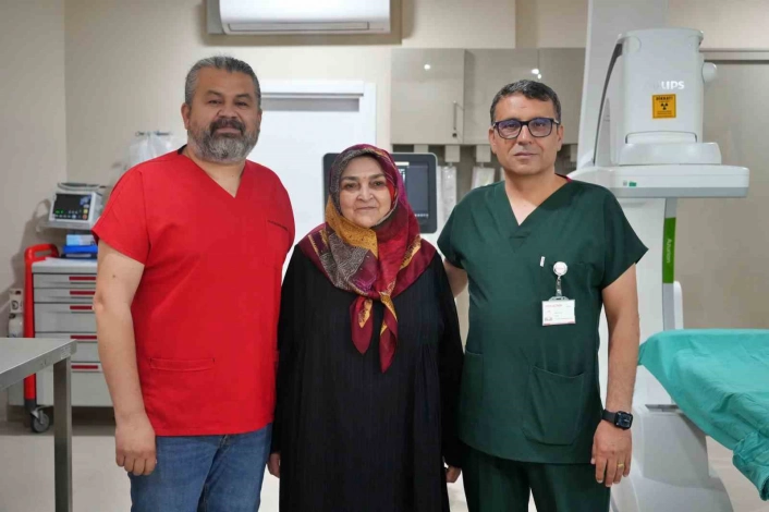 Antalyada diz kireçlenmesine çift aşamalı tedavi: Yürüyemeyen hasta ayağa kalktı
