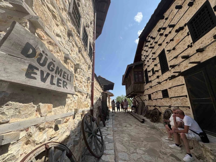 Antalyanın 15 haneli 50 nüfuslu beton yapı bulunmayan 800 yıllık tarihi köyüne turist akını

