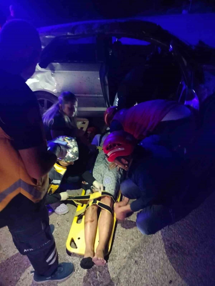 Araçta sıkışan sürücü yaralı olarak çıkarıldı
