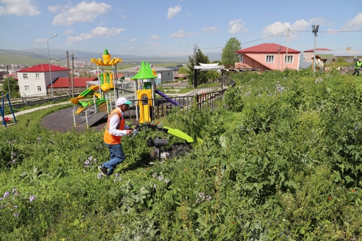 Ardahan Belediyesinden park ve bahçelerde bakım çalışması
