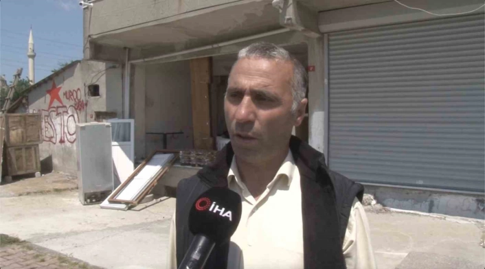 Arnavutköyde bina sahibi kiracıları isyan ettirdi: Ayakkabıları ve kargolarını çaldı, camlarına taş fırlattı
