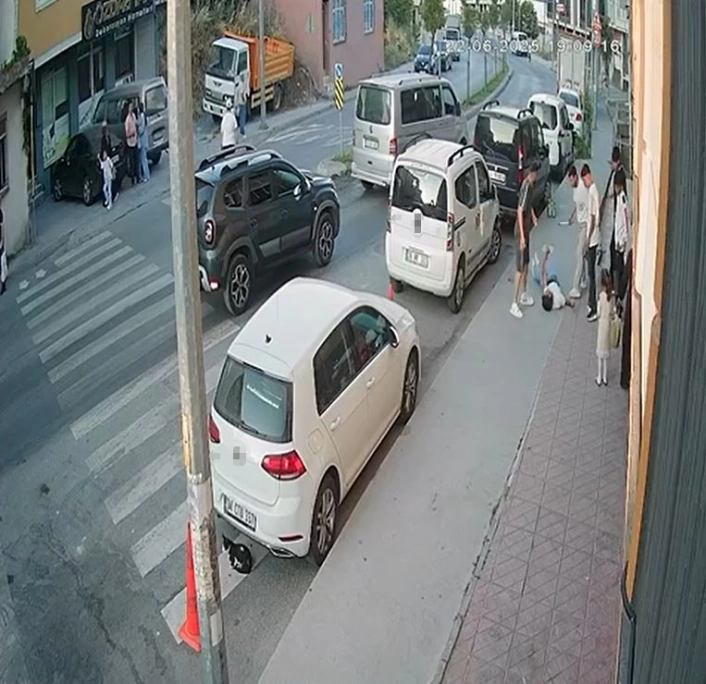 Arnavutköyde bir gence sokak ortasında sopalı saldırı
