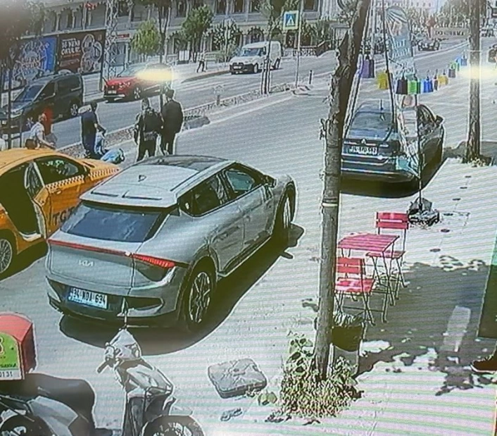Arnavutköyde yolun karşısına geçmek isteyen adama taksi çarptı
