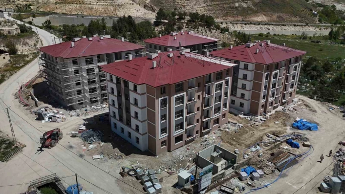 Asrın felaketinden etkilenen Sivasın ilçesinde afet konutları hızla yükseliyor
