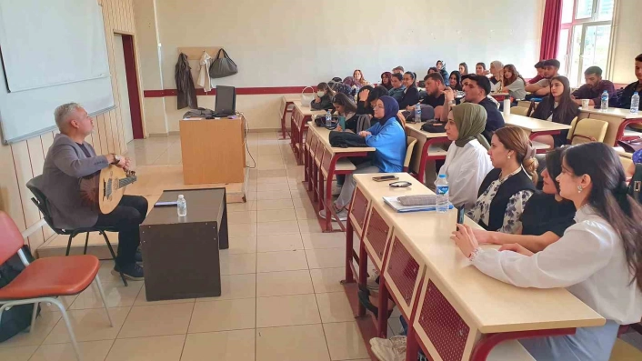 Atatürk Üniversitesi Turizm Fakültesinde Erzurum Türküleri ve Faruk Kaleli konuşuldu
