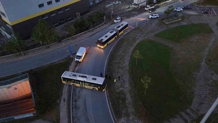 Avcılarda freni patlayan İETT otobüsü bir başka otobüse çarptı, yol trafiğe kapandı
