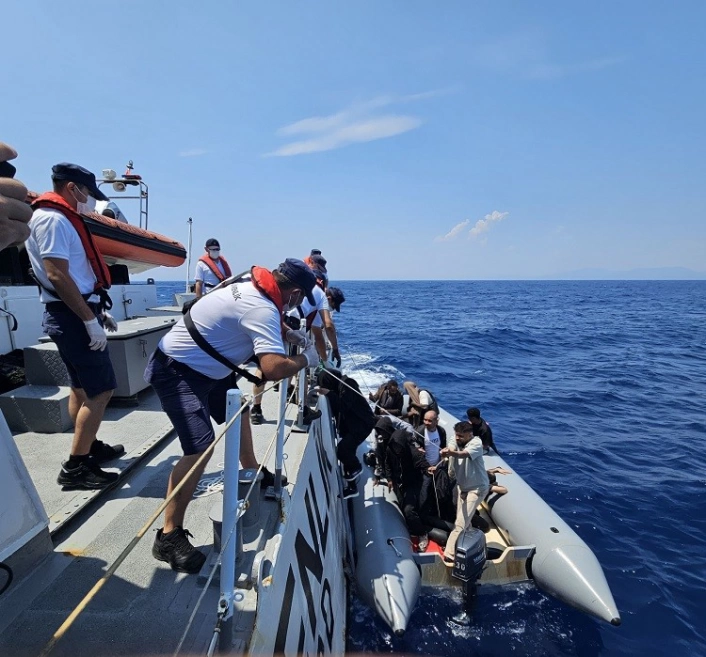 Aydında 18 düzensiz göçmen kurtarıldı
