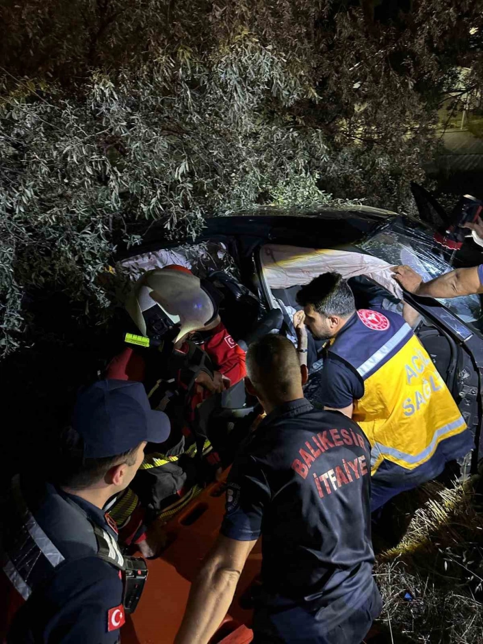 Ayvalıkta zincirleme kaza: 1i ağır 5 yaralı
