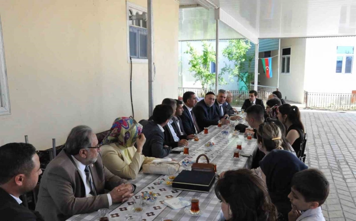 Azerbaycanda ziyaretlerde bulunan Çameli protokolü Milli Kahramanı unutmadı
