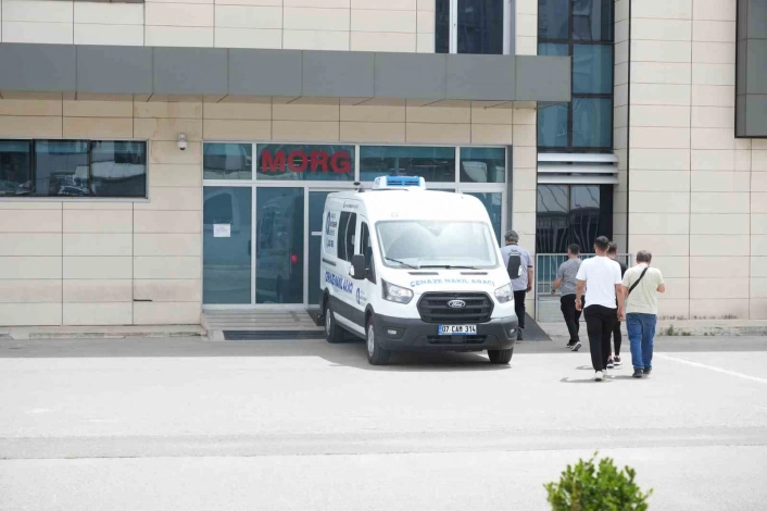 Babasının bıçaklayarak öldürdüğü gencin cenazesi morgdan alındı
