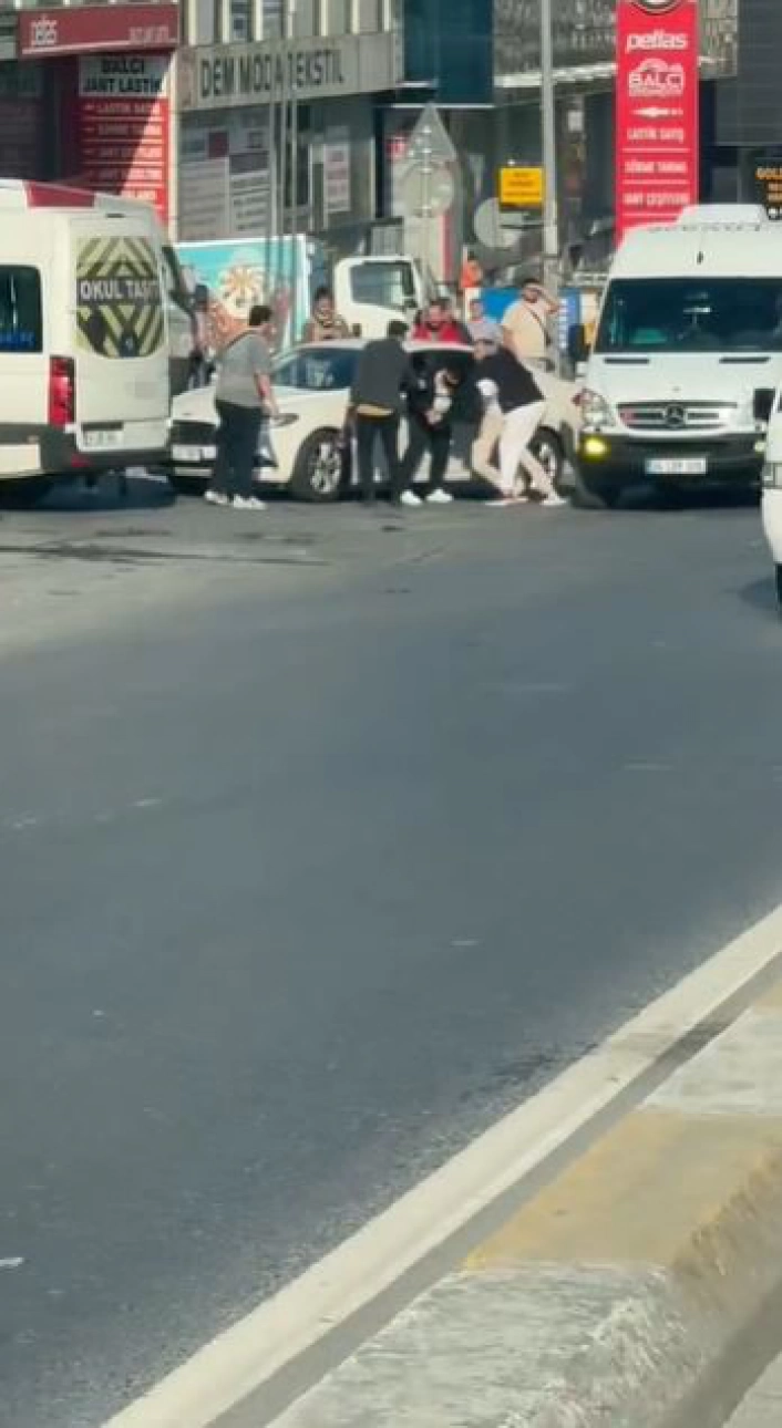 Bağcılarda yol vermeme kavgası kamerada

