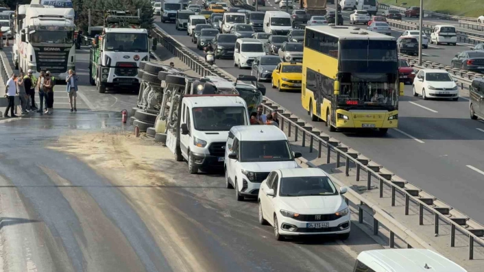 Bahçelievlerde beton mikseri devrildi: Basın Ekspres yan yol trafiğe kapandı
