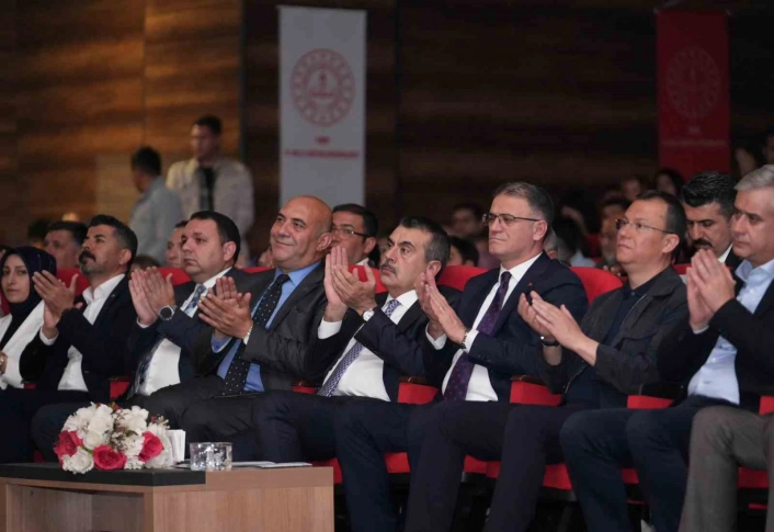 Bakan Tekin, Vanda Maarif Orkestrası ve Halk Dansları Topluluğunun gösterisini izledi

