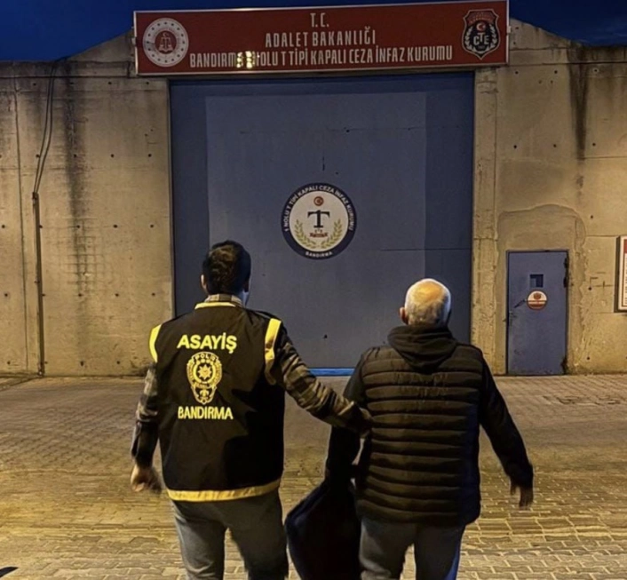 Balıkesirde 16 ayrı suçtan aranan şahıs Bandırmada yakalandı
