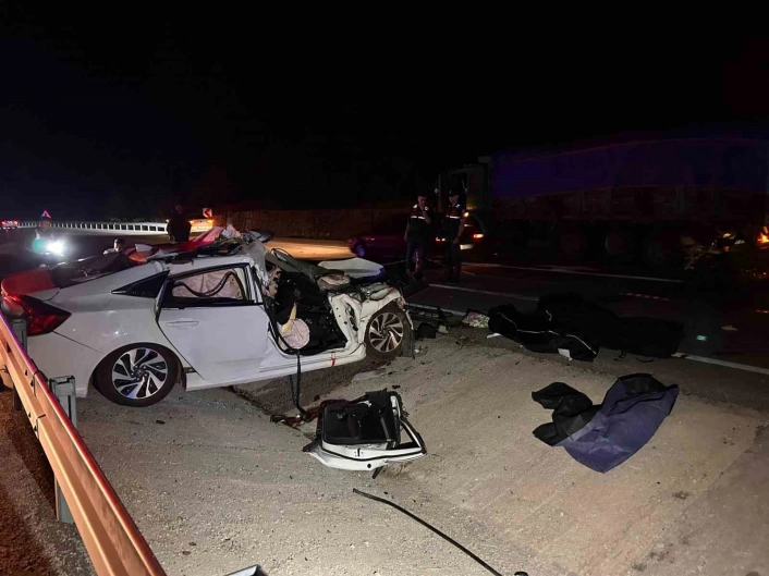 Balıkesirde arefe günü kazayla başladı: Kamyona çarpan otomobilde 2 kişi hayatını kaybetti
