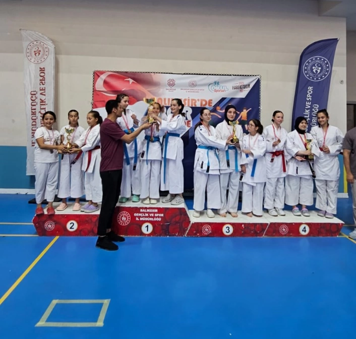 Balıkesirde karate rüzgârı esti, il seçmeleri nefes kesti

