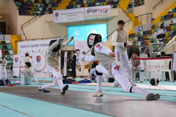 Balıkesirde sporcular eskrimde şampiyonluk için yarışıyor
