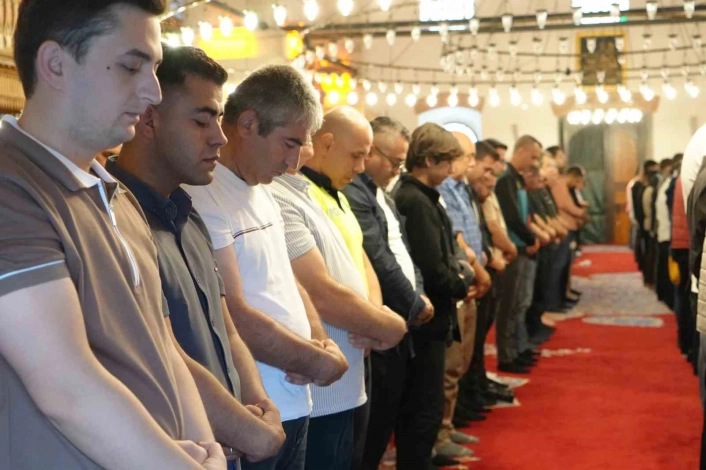 Balıkesirliler, Zağnos Paşa Caminde bayramlaştı
