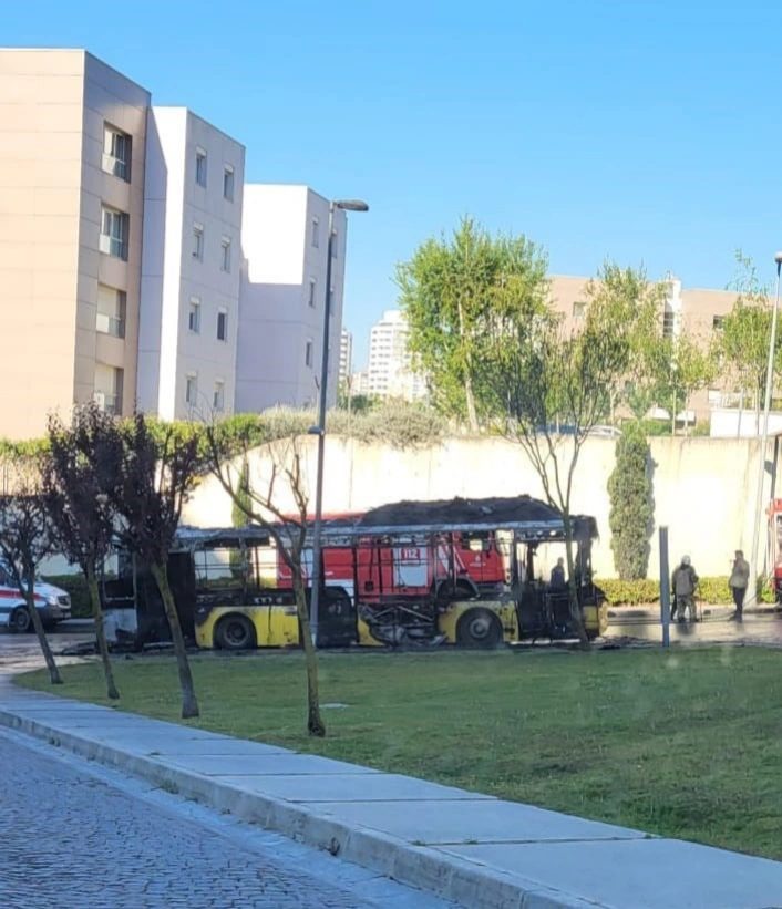 Başakşehirde İETT otobüsü alev alev yandı
