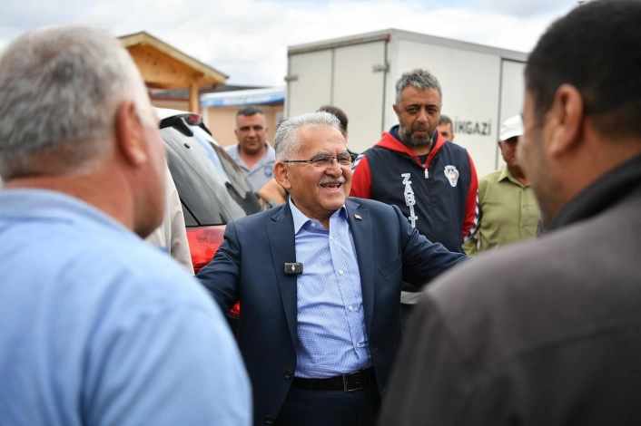 Başkan Büyükkılıçtan Mimarsinan Kurban Pazarında sıkı pazarlık ve samimi buluşma
