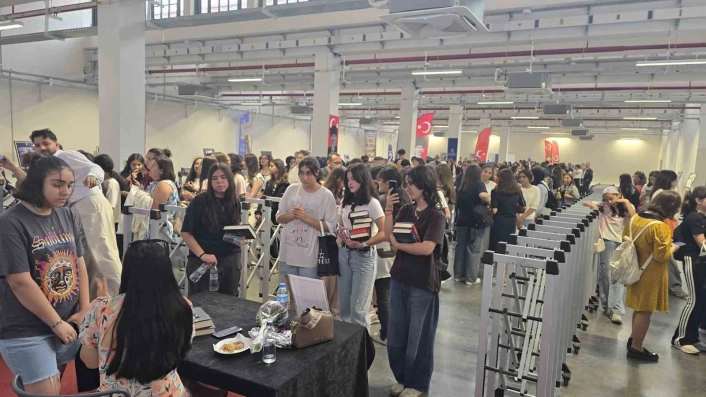 Başkan Çerçioğlu 100 bine yakın kitapseveri Fuar Aydında buluşturdu
