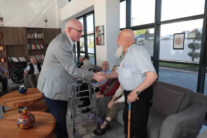 Başkan Kazım Kurttan Koca Çınarlara bayram ziyareti
