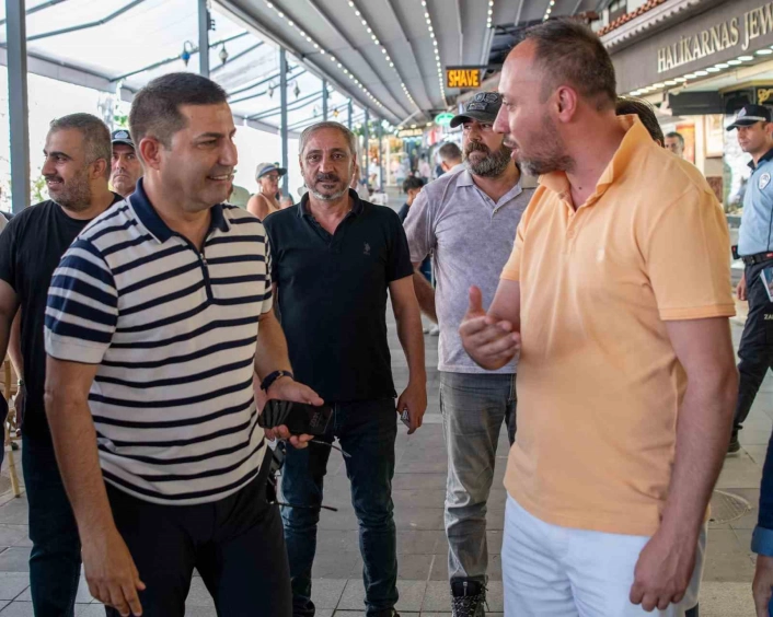 Başkan Ömer Günelden turistik çarşı esnafı ile bir araya geldi