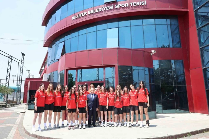 Başkan Şadi Özdemirden genç voleybolculara motivasyon ziyareti
