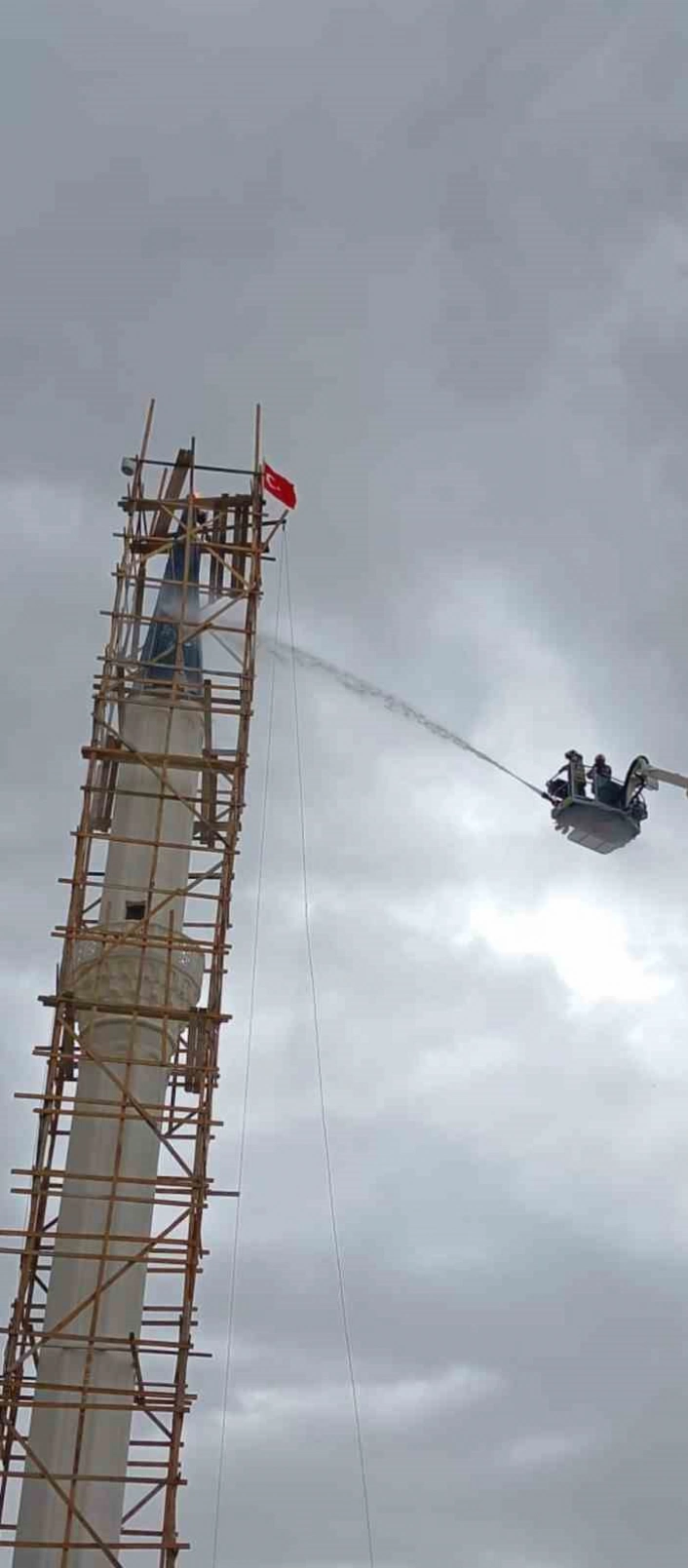Başkentte fırtına etkili oluyor: Bir minareye yıldırım düştü
