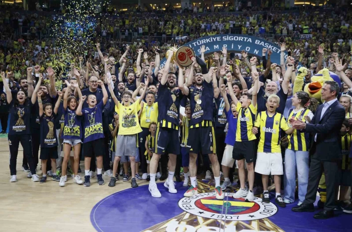 Basketbol Süper Liginde şampiyon Fenerbahçe Beko kupasını aldı
