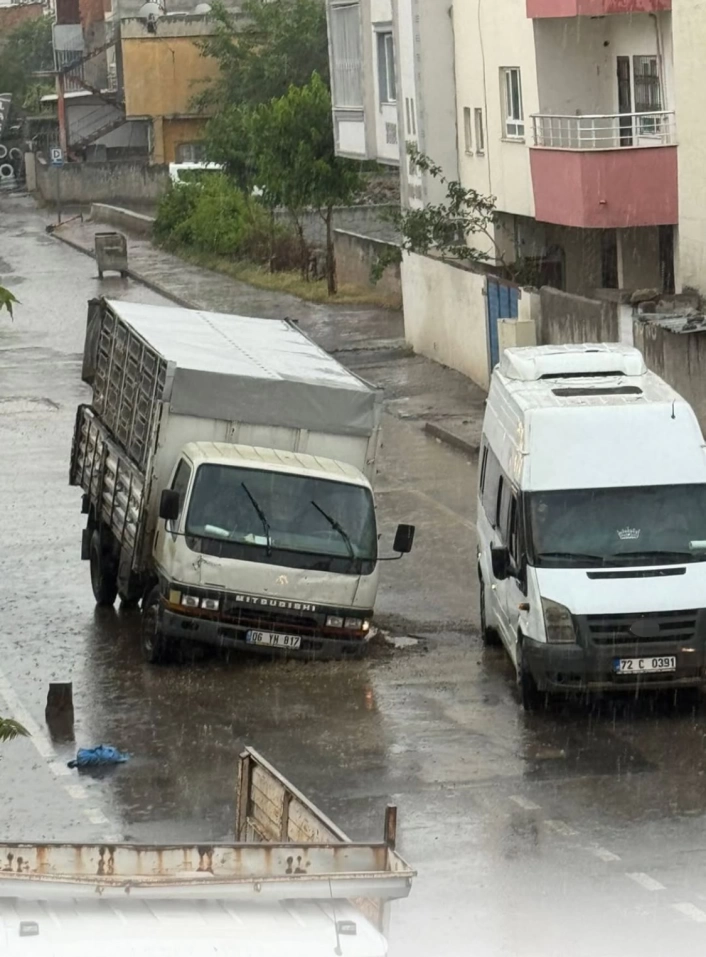 Batmanda altyapı çalışması sonrası yol çöktü: Seyir halindeki kamyonet zarar gördü
