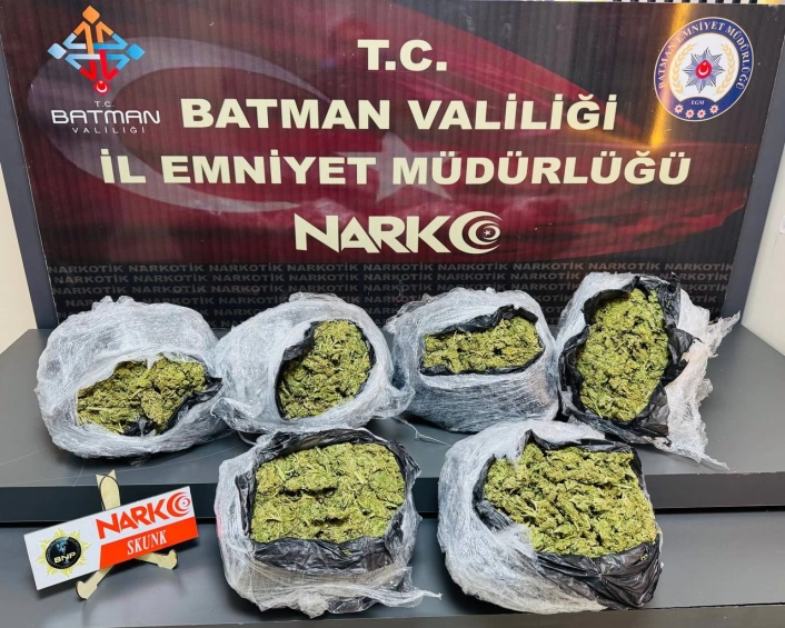 Batmanda kilim arasına zulalanmış 5 kilo skunk ele geçirildi: 1 tutuklama
