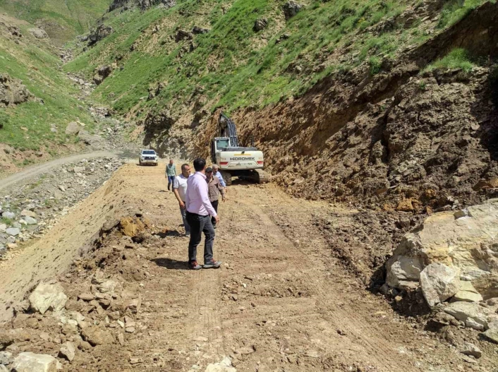 Batmanda kış sonrası köy ve mezra yollarında onarım ve genişletme çalışmaları başlatıldı
