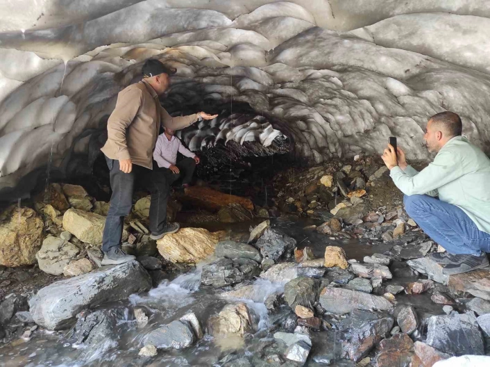 Batmanda sıcaktan bunalan vatandaşlar soluğu kar tünellerinde alıyor
